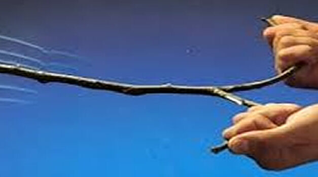 Lilian Ferru in gesprek met geoloog en wichelroedeloper Erik Kasteleijn