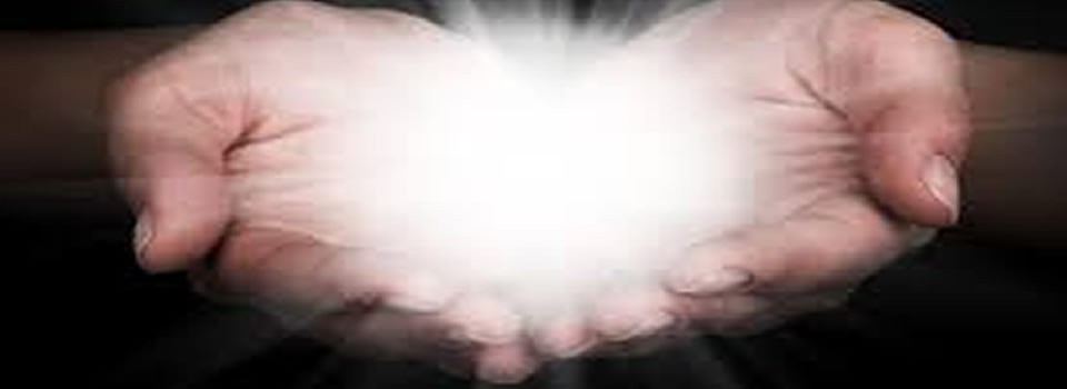 Zieke vrouw barst in tranen als haar verpleger dit doet…