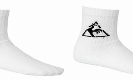 Twee sokken op straat