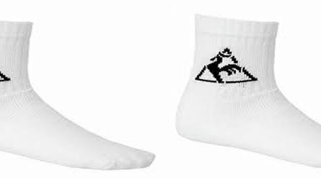 Twee sokken op straat