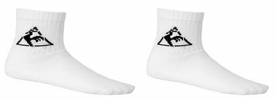 Twee sokken op straat