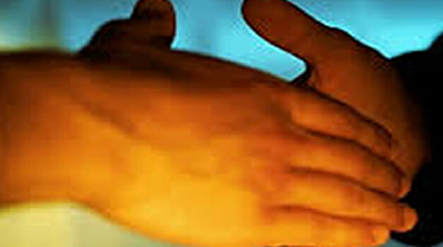 Met een handdruk snuffelen we discreet aan de ander