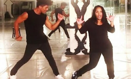 Zoon danst met zijn dove moeder