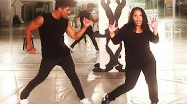 Zoon danst met zijn dove moeder