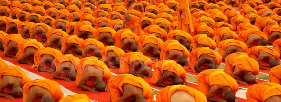 Boeddhistische monnik breekt glas met naald